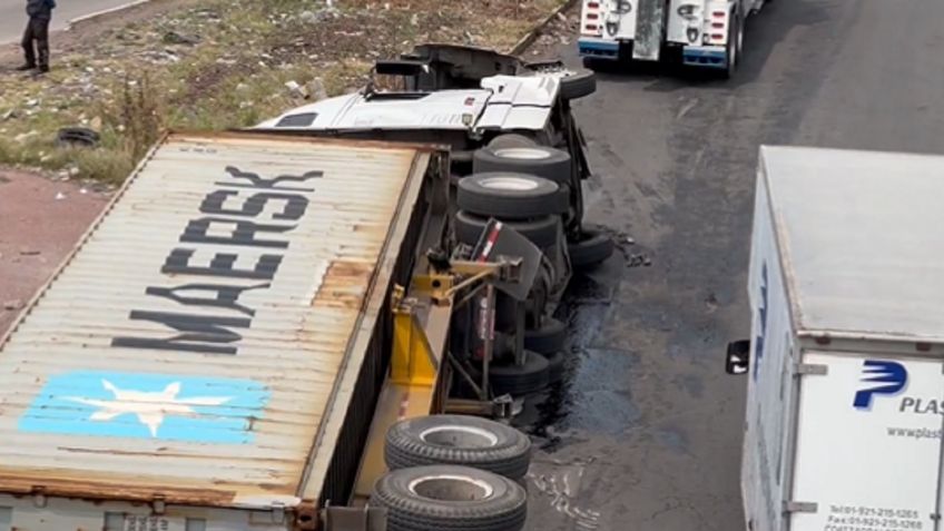 Caos vial en la avenida José López Portillo, un tráiler volcado colapsa la zona, alternativas viales