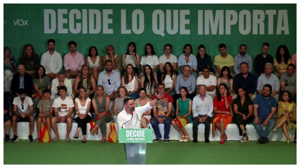 El líder de extrema derecha español del partido Vox, Santiago Abascal, pronuncia un discurso durante una reunión electoral, en Madrid.