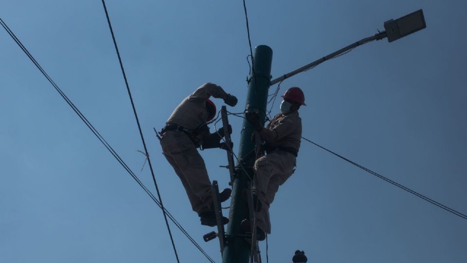 Los trabajadores cortan todos los cables que fueron colocados de manera ilegal.