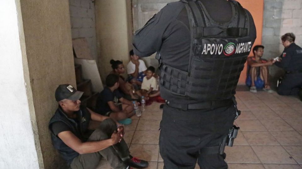 La policía municipal logró rescatarlos de una casa de seguridad, así como detener a uno de los traficantes involucrados.