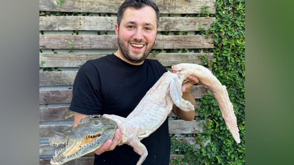 El hombre posó con el cadáver del animal.