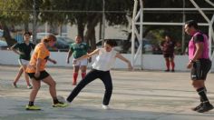 Claudia Sheinbaum juega cascarita de fútbol con mujeres en Nuevo León