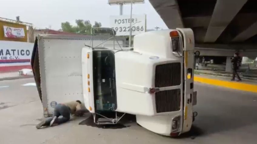 Un camión volcó en la carretera México-Pachuca, el chofer resultó lesionado