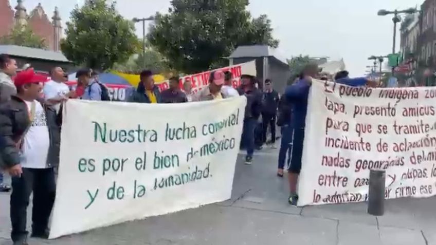 "Es por el bien de México": indígenas de Oaxaca se manifiestan frente a Palacio Nacional, exigen hablar con AMLO