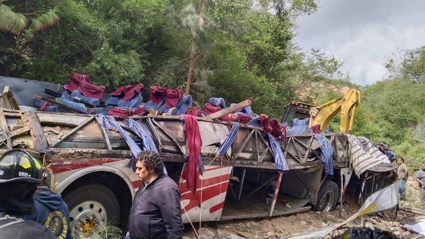 Vuelca autobús de pasajeros en Oaxaca, hay al menos 18 muertos