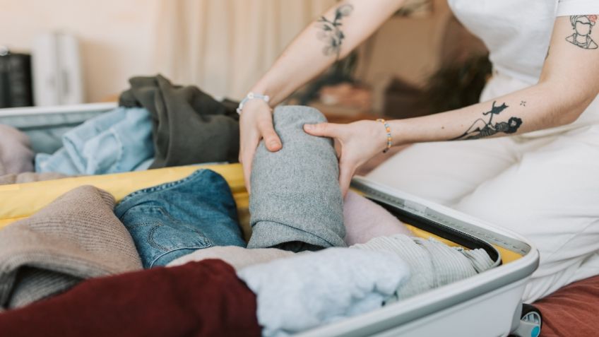 3 trucos para doblar vestidos y ocupar menos espacio en la maleta de viaje