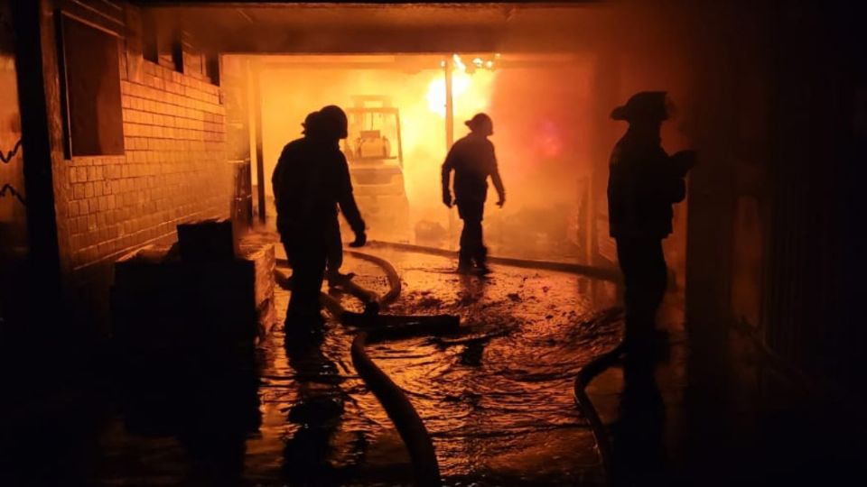 Bomberos acuden a sofocar un incendio