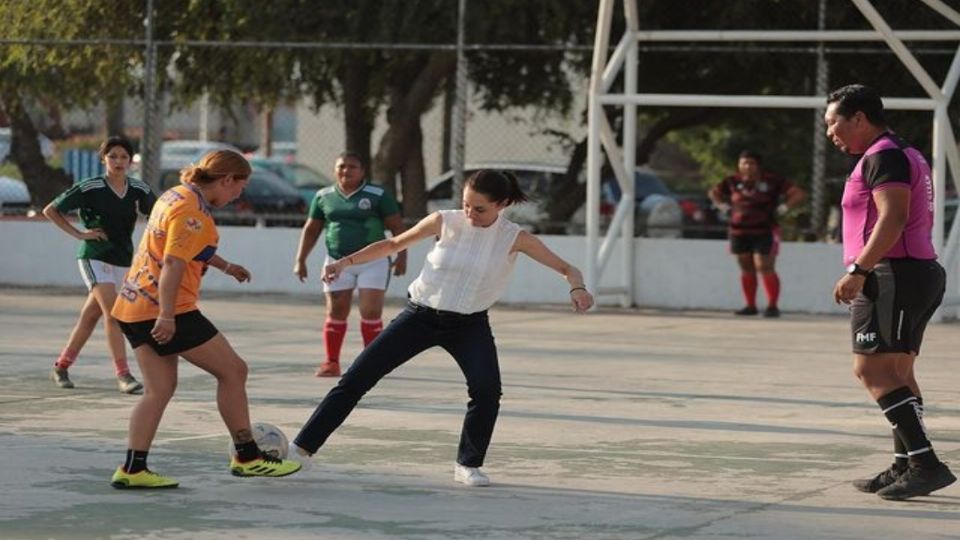 Claudia Sheinbaum disputando el balón en una cascarita