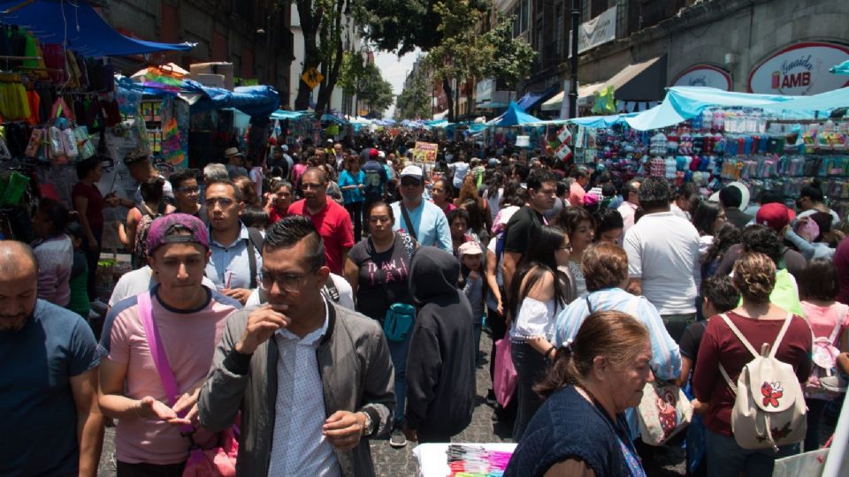 Durante los primeros segundos, uno de los implicados se acerca al electrodoméstico y revisa que no esté asegurada