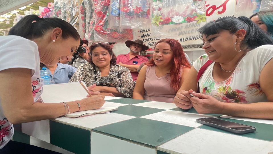 Claudia Sheinbaum con mujeres en Torreón