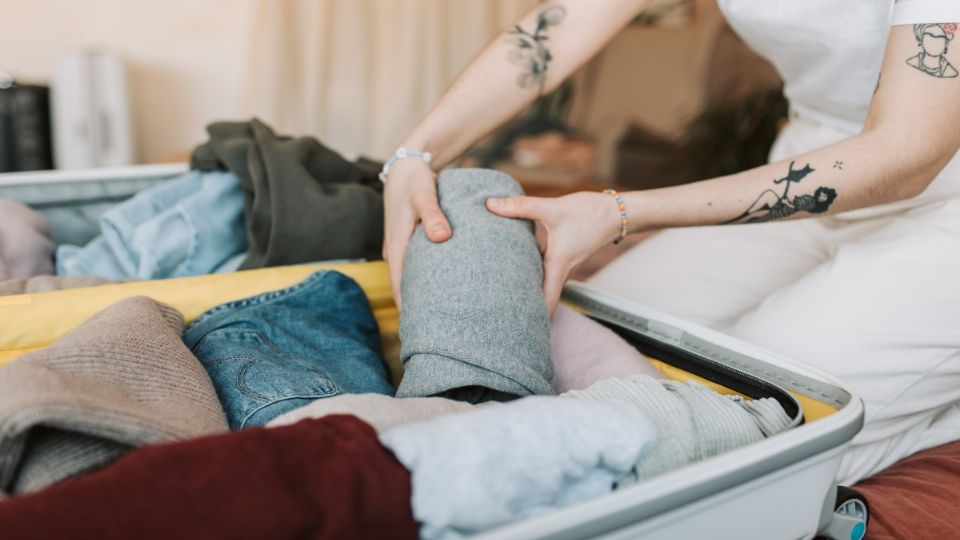 Trucos para doblar vestidos y ocupar menos espacio en la maleta de viaje