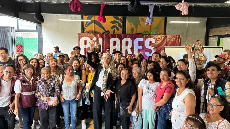 Cheryl Edison con asistentes del curso de emprendimiento en PILARES