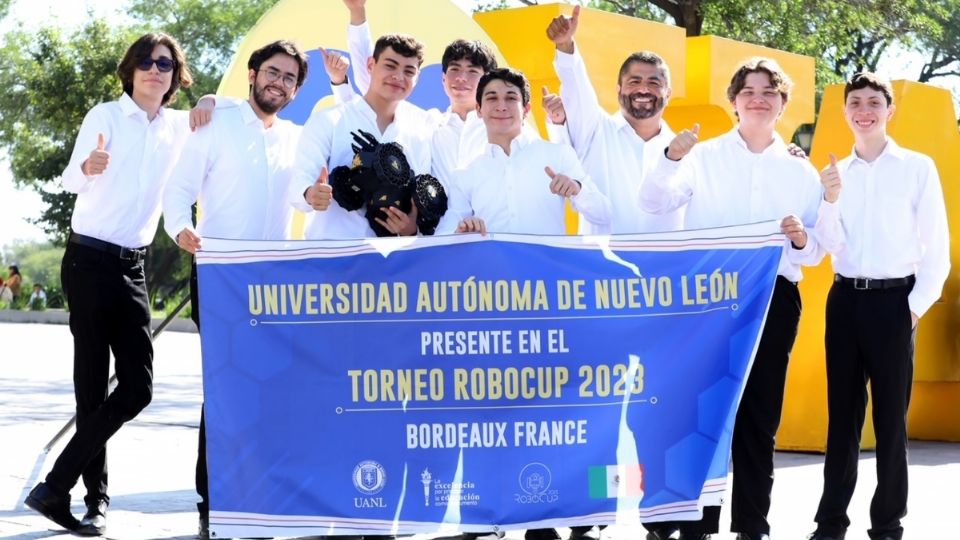 Moisés, Odín, José, Julio, Jesús y Abraham integran el equipo del Centro de Investigación y Desarrollo de Educación Bilingüe de la UANL