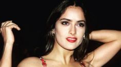 Con entallado vestido rojo pasión Salma Hayek conquista los looks de verano