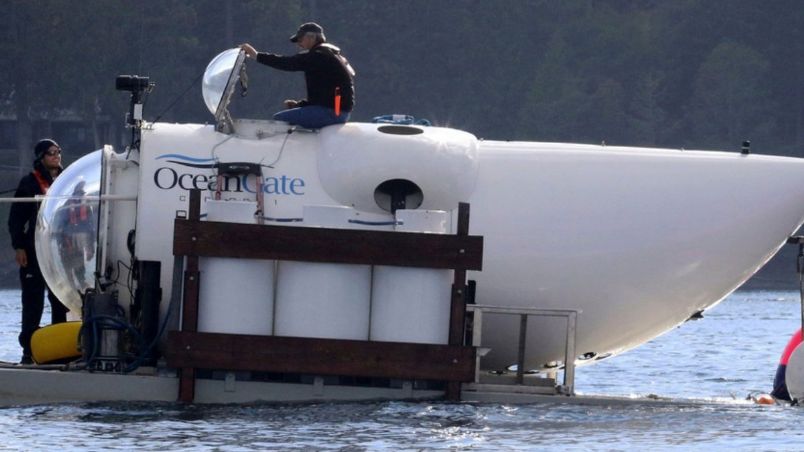 El CEO de OceanGate, Stockton Rush, emerge de la escotilla en la parte superior del submarino Cyclops 1 de OceanGate en las Islas San Juan, Washington, el 12 de septiembre de 2018.