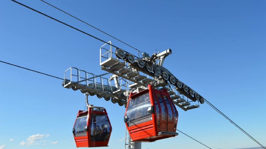 Apagan teleférico en Torreón: después de una hora rescatan a familia que estaba en el interior