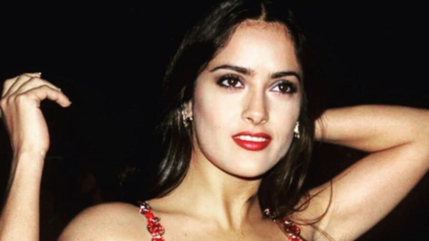 Los ejercicios fáciles en casa de Salma Hayek con los que tonifica su cuerpo a sus 57 años de edad