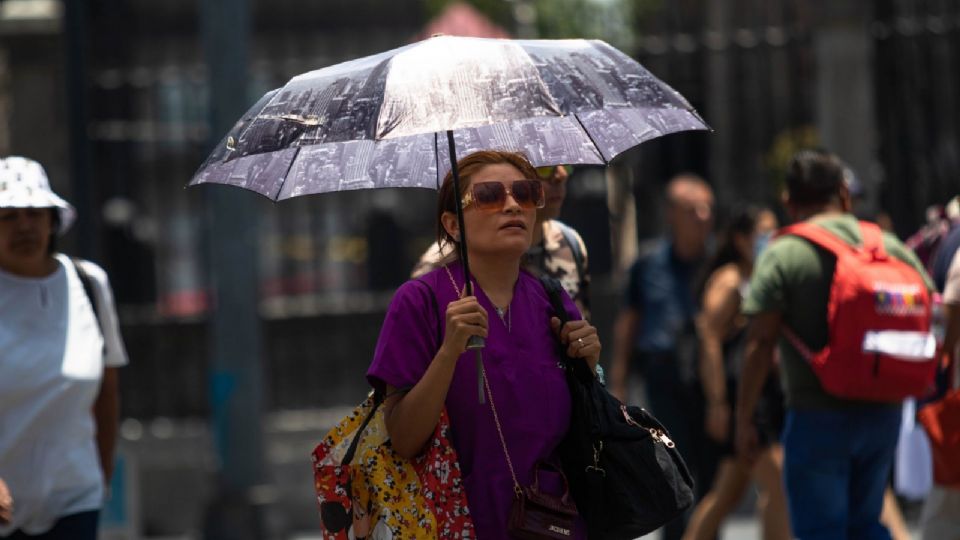 Se recomienda hidratarse para evitar golpes de calor