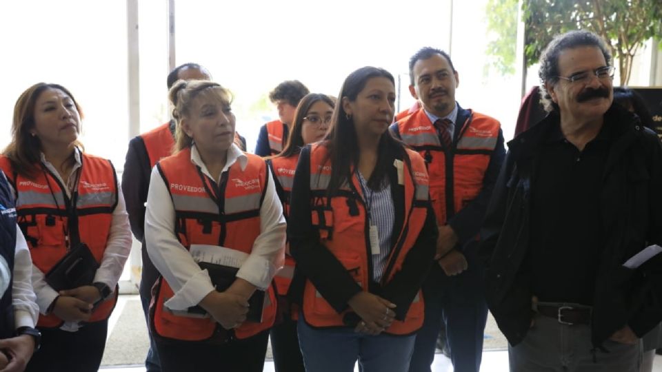 Evelyn Parra y directivos de la empresa Mexicana MRO hacen un recorrido por las instalaciones de la firma