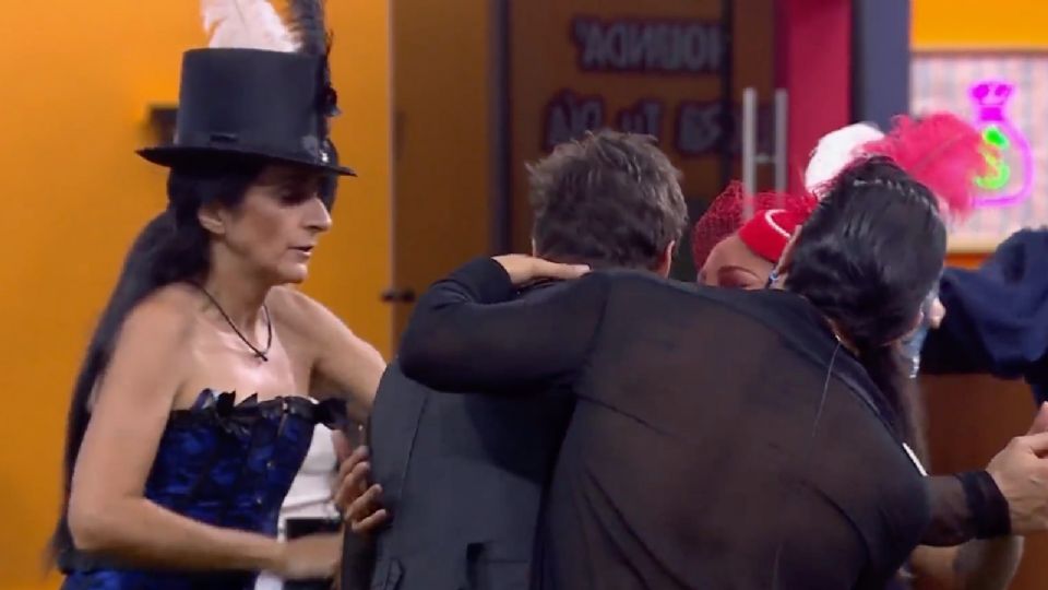 El momento terminó con un 'beso de tres' al que se sumó Wendy Guevara.