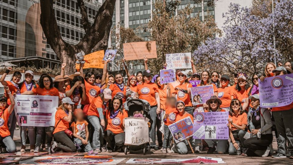 Un grupo de mujeres protesta para visibilizar la violencia vicaria.