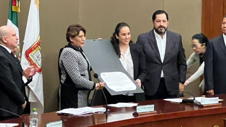 Delfina Gómez recibió la constancia