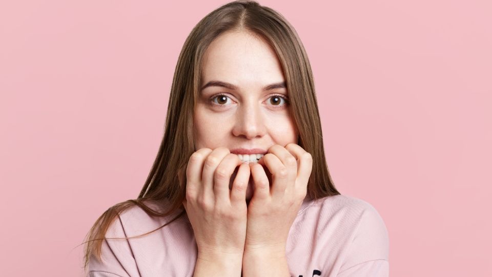 El significado detrás de morderse y comerse las uñas de las manos.