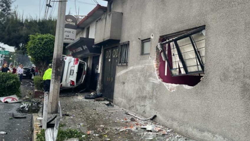 Automóvil a exceso de velocidad choca contra una casa en San Juan de Aragón