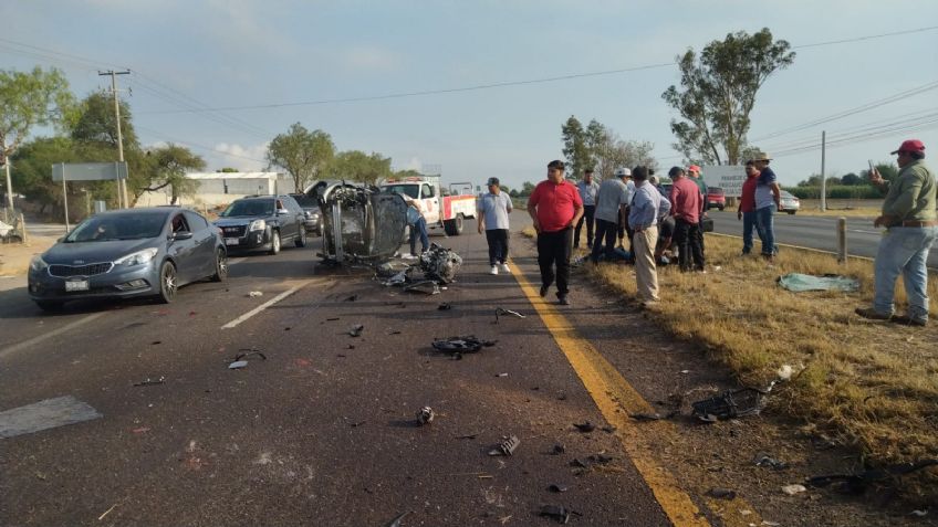 Joven conductor salva la vida milagrosamente después de destruir su carro en la carretera 45 norte