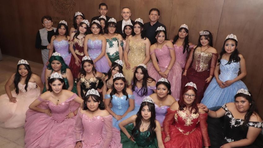 Adrián Rubalcava apadrina a 25 quinceañeras, las celebran en la explanada de Cuajimalpa