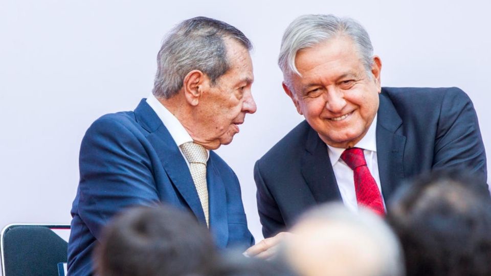 Muñoz Ledo y AMLO platican durante un evento.