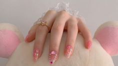 Uñas pink fairycore, la opción perfecta para lucir unas manos delicadas después de los 40