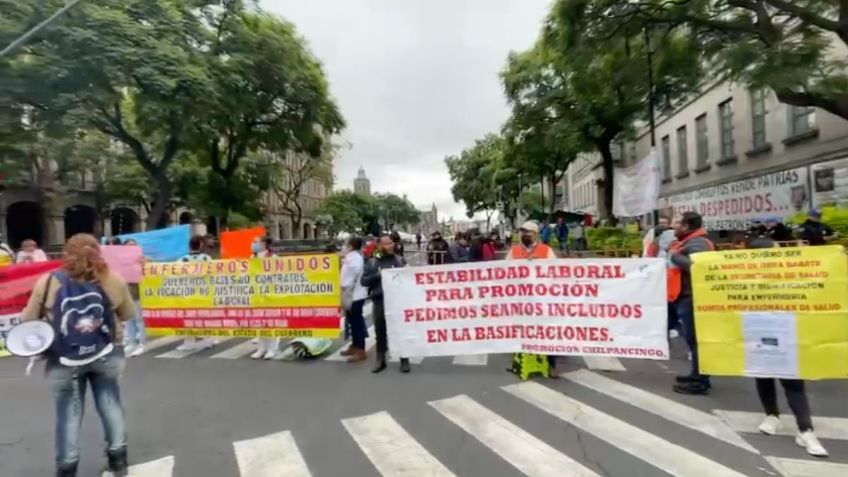 Trabajadores de salud bloquean el cruce de Pino Suárez y Venustiano Carranza