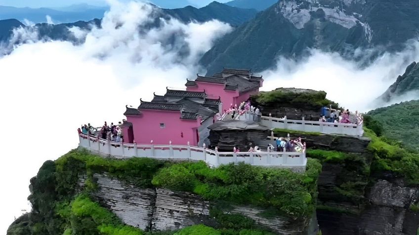 ¿Efecto Barbie? Pintan de rosa antiguo templo declarado Patrimonio de la Humanidad y se genera un escándalo en China