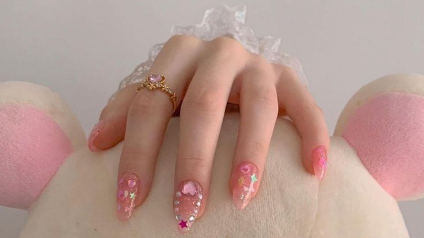 Uñas pink fairycore, la opción perfecta para lucir unas manos delicadas después de los 40