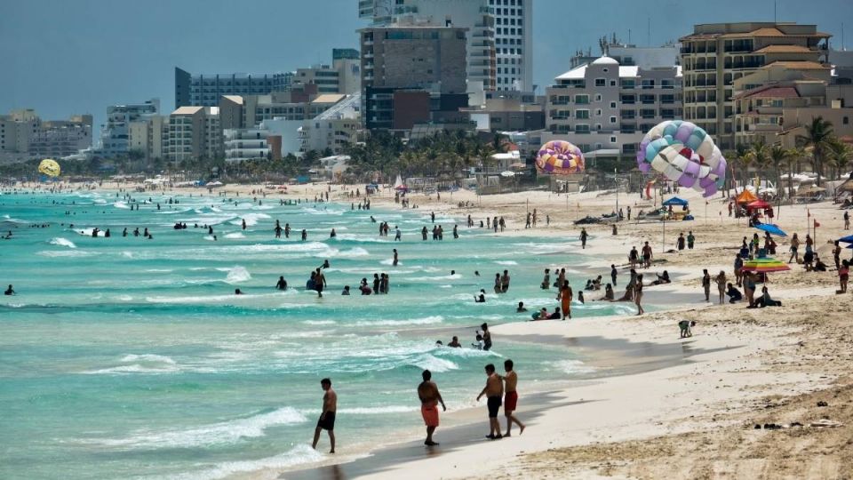 Las autoridades exhortan a la población para mantener limpias las playas durante el periodo vacacional.