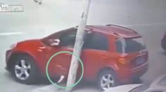 VIDEO: intentó detener su auto con el pie y terminó con dolorosa quebradura de tobillo