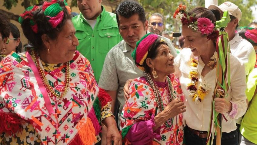 Claudia Sheinbaum recibe bastón de mando de comunidad Tenek en San Luis Potosí