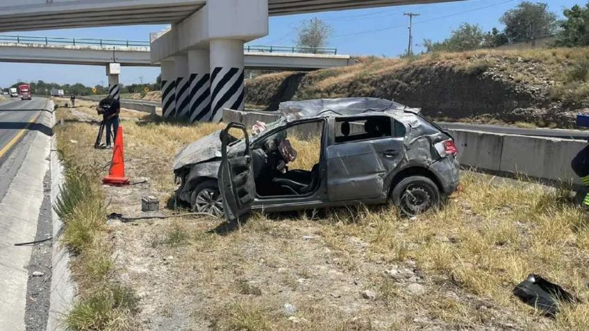 Madre e hija vuelcan su coche en Periférico de NL y salvan su vida de milagro