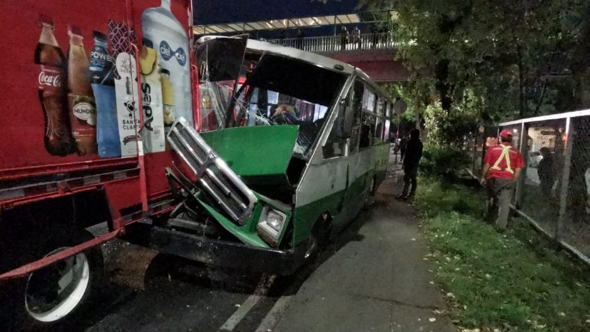 FOTOS | Choca microbús contra camión repartidor en Tacuba