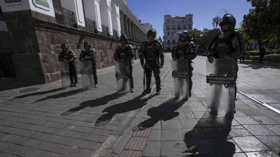 La policía y el Ejército ecuatoriano tomaron el control de las calles.