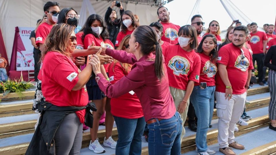 Claudia Sheinbaum con un grupo de Dreamers en la CDMX.