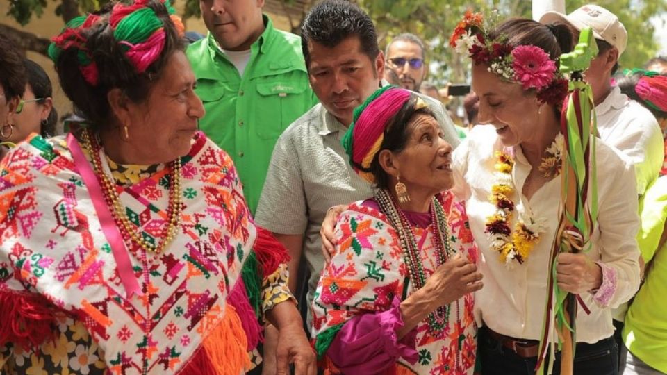 Claudia Sheinbaum en San Luis Potosí con la comunidad Tenek.