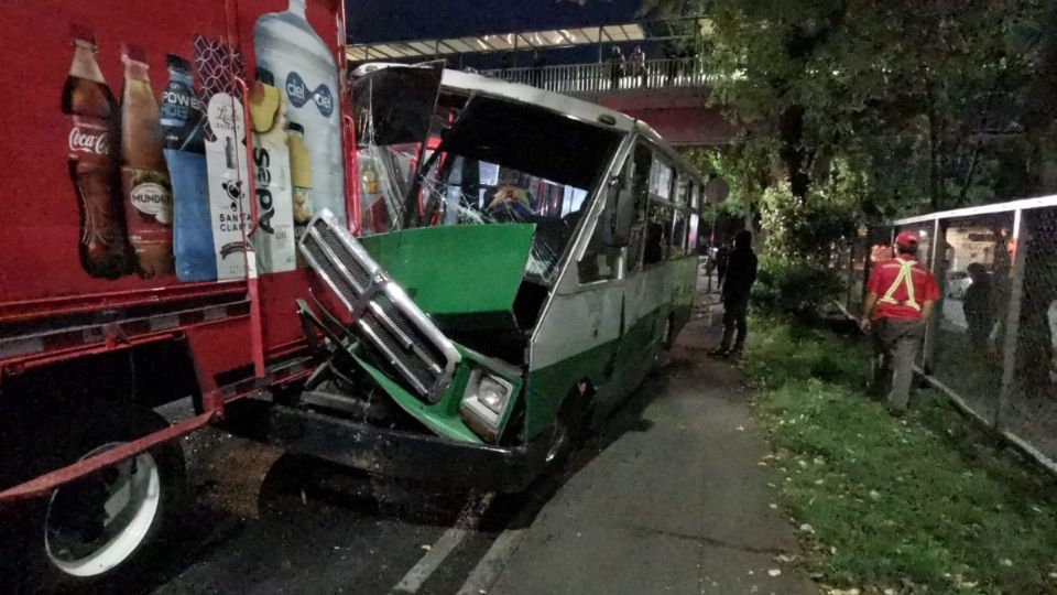 La parte frontal del microbús quedó prácticamente deshecha.