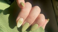 Uñas verde matcha latte, el estilo perfecto para combinar con tu bebida favorita en este regreso a clases