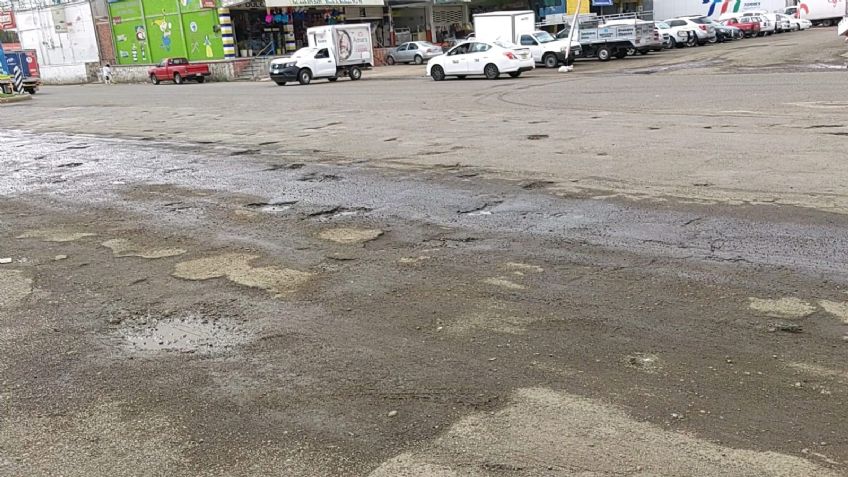 Hasta 30% de pérdidas para comerciantes del Mercado de Abastos por enormes baches