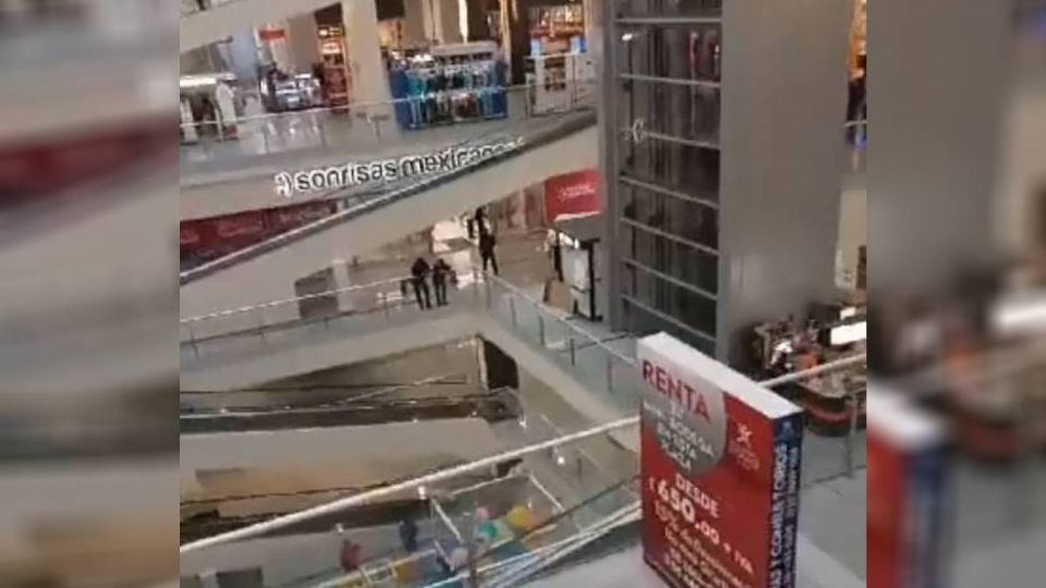 El hombre cayó cerca de una escaleras eléctricas.