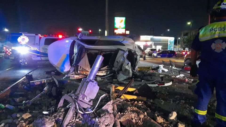 La automovilista logrño sobrevivir al fuerte accidente.