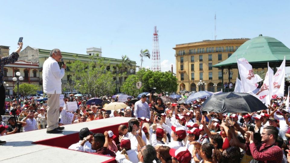 López Hernández advirtió que aquellos que han saqueado al país no regresarán, ya que bajo el liderazgo del presidente y el apoyo de la gente a la 4T, el pueblo tomará esa decisión