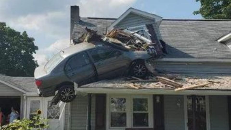 Los habitantes de la casa no entendían cómo el auto llegó ahí.